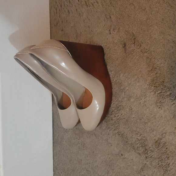 Womens Size 7 Badgley Mischka wedge heels - Picture 3 of 6